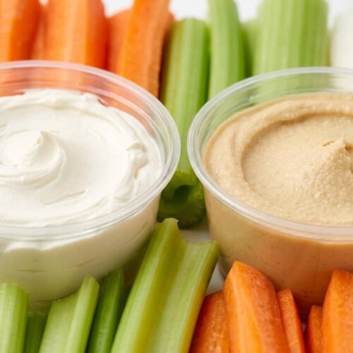 bandeja de crudités grande la mallorquina con queso crema y hummus detalle